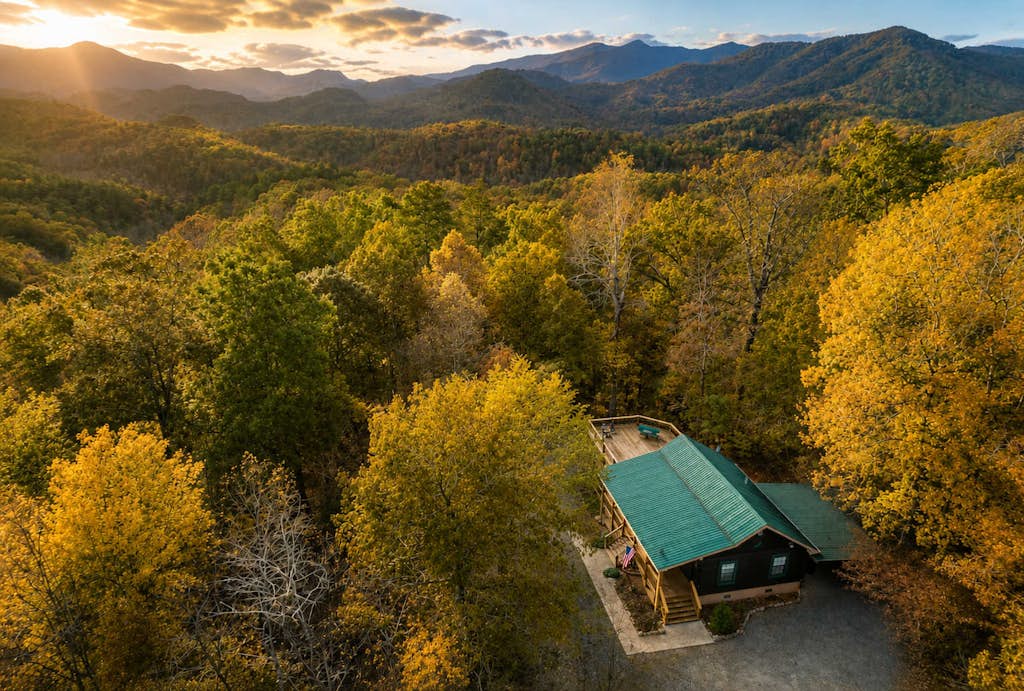 Snuggly, dog-friendly cabin w/ free WiFi, a gas fireplace, firepit, central A/C