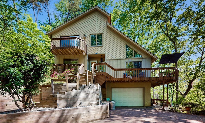 Unwind at Yopp's Treehouse: part of Rumbling Bald Resort
