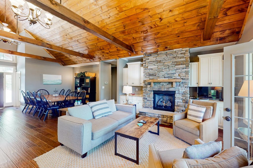 Lakefront retreat with private beach, games, dock & kayaks