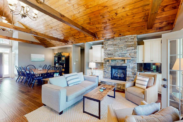 Lakefront retreat with private beach, games, dock & kayaks