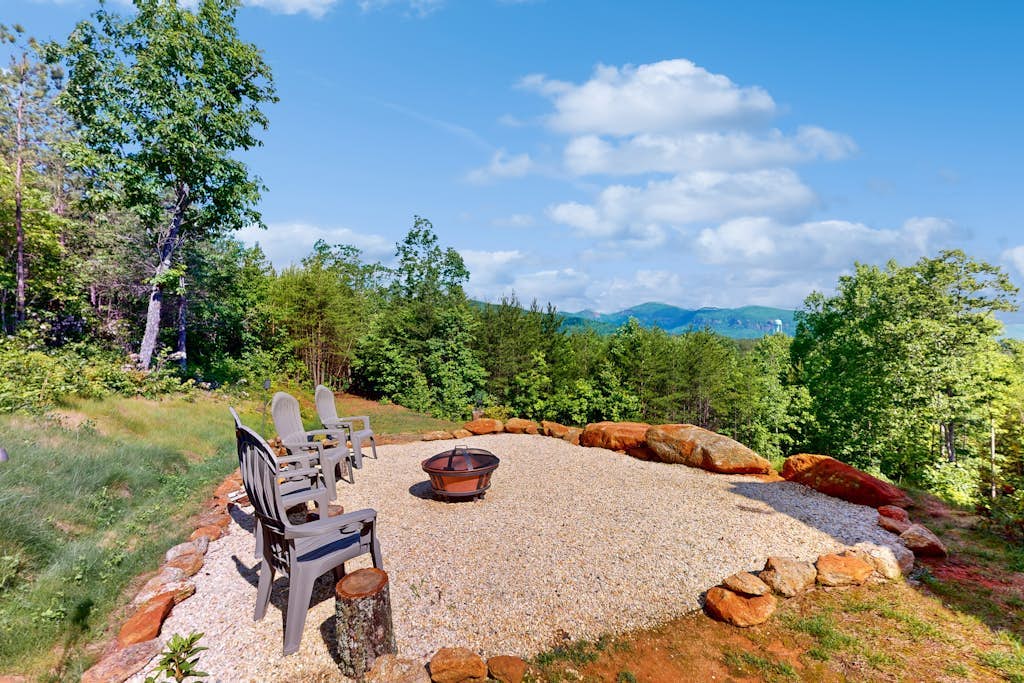 Secluded Mill Spring Retreat: Stunning Views, Luxury Amenities