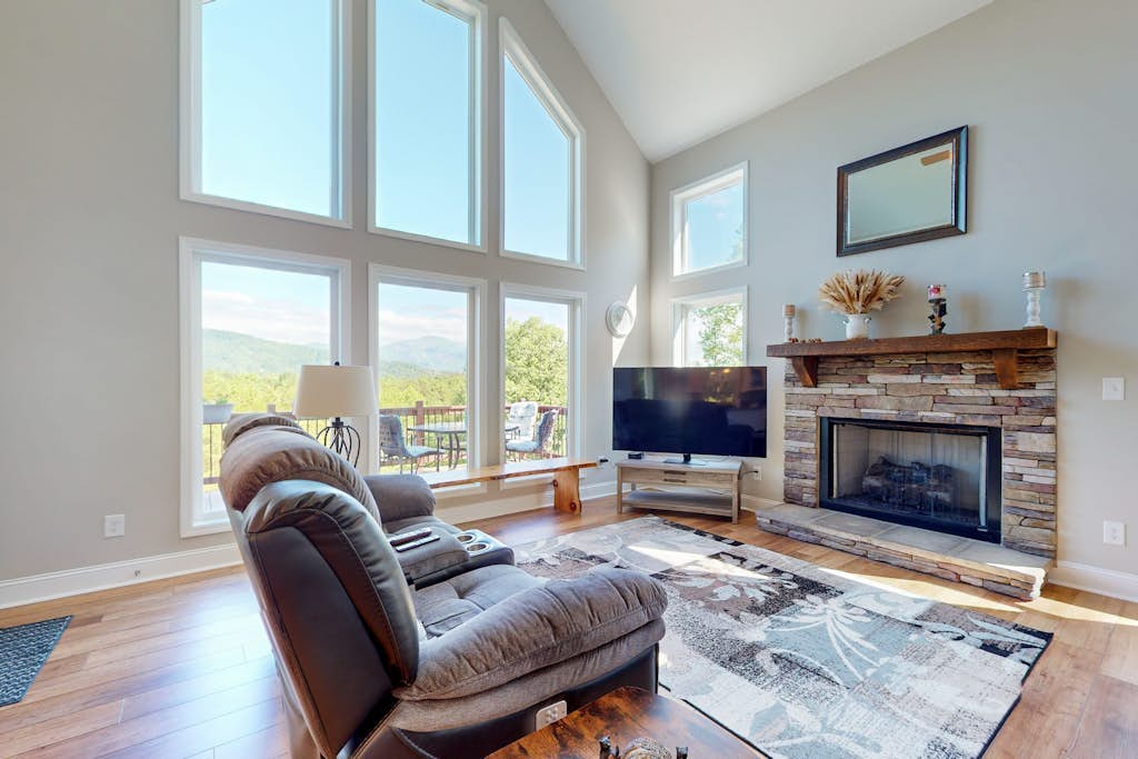 Secluded Mill Spring Retreat: Stunning Views, Luxury Amenities