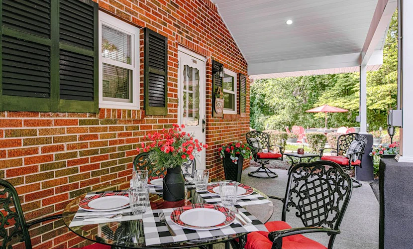 Charming Oasis w/ Alfresco Dining, 3 Smart TVs, Gas Grill & Gym