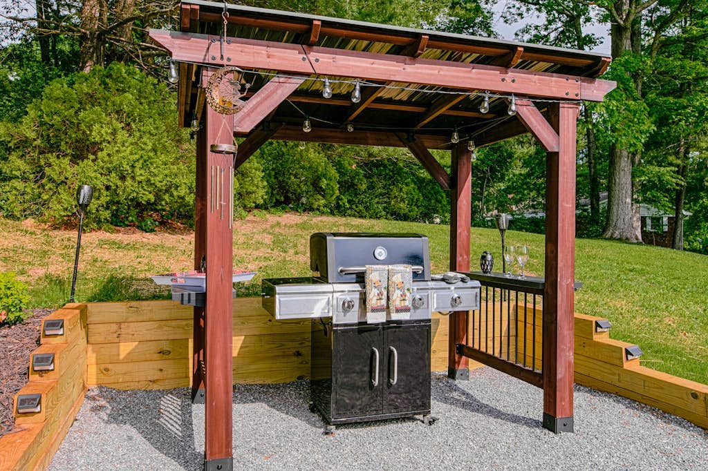 Charming Oasis w/ Alfresco Dining, 3 Smart TVs, Gas Grill & Gym
