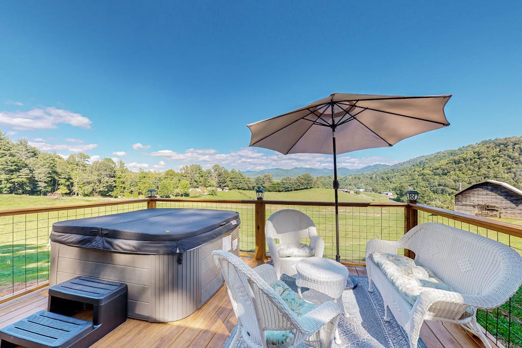 Scenic Cabin w/ Private Hot Tub, Amazing Views, & Covered Porch. Nearby Skiing