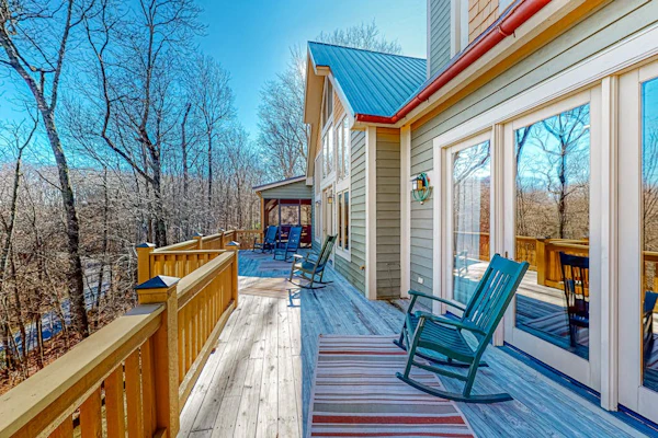 Updated mountain view cabin with vaulted ceilings, large deck, & chef's kitchen