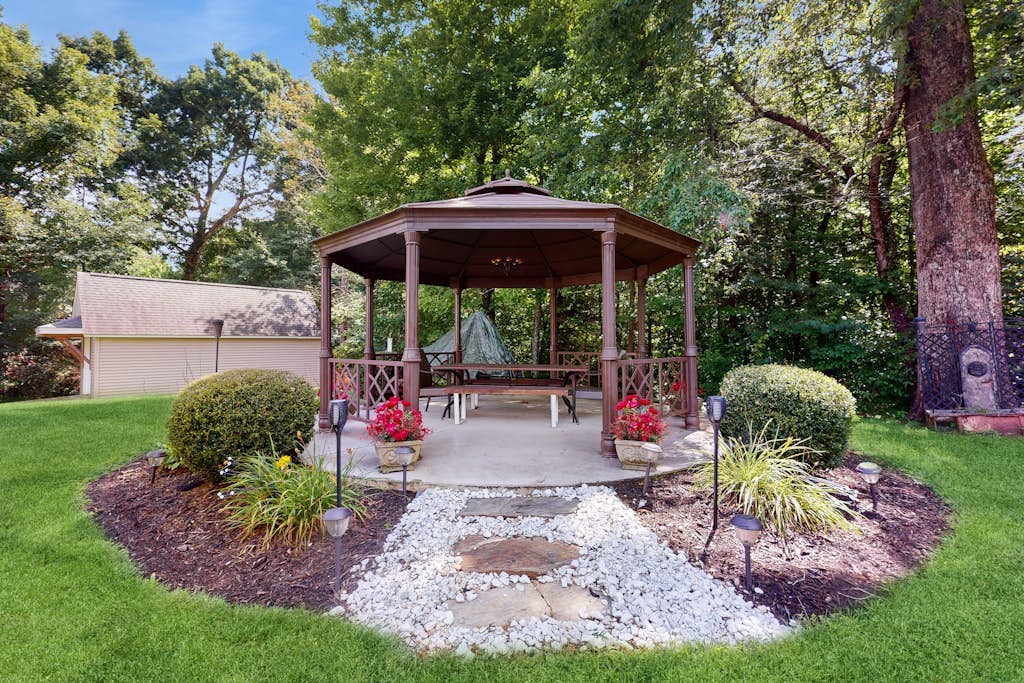 Enjoy luxury and tranquility at Swannanoa Serenity Suites—your perfect getaway