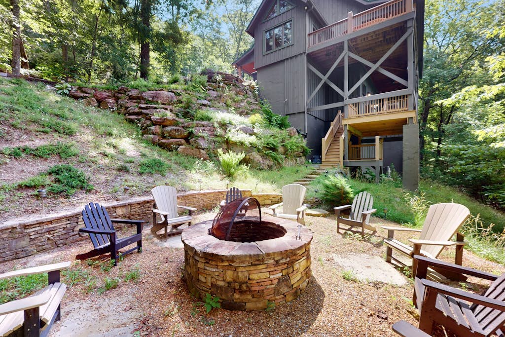 8-acre retreat near Sapphire Ski Valley w/ pool access, 2 fireplace & 2 kitchens
