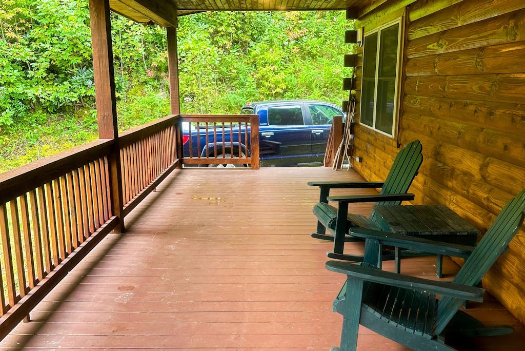 Private log house on 63 acres, riverfront, fireplace, pool table, gameroom, AC