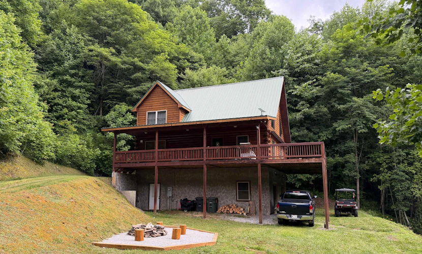 Private log house on 63 acres, riverfront, fireplace, pool table, gameroom, AC