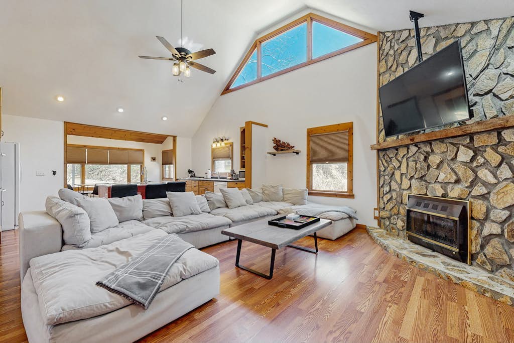 Modern, dog-friendly cabin with amazing porch, fireplace, central AC & W/D