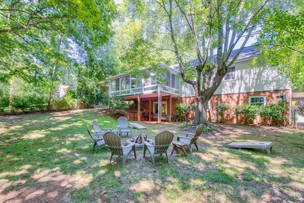 Dog-friendly home with large yard, lawn games, firepit, screened porch, & AC