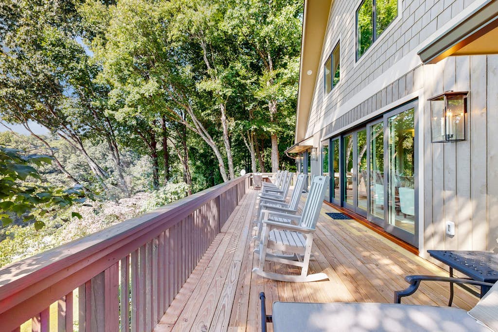 Spacious mountain view lodge with  firepit, game room and incredible views