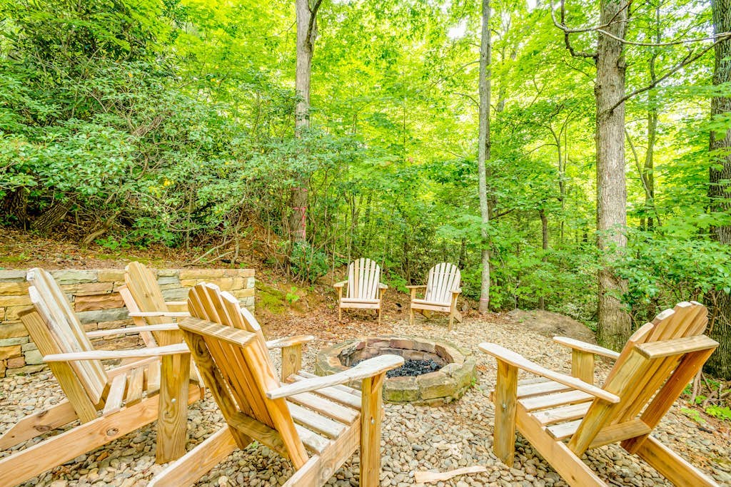 Custom-built mountain retreat with hot tub, pool table & gym - 3 acres with pond