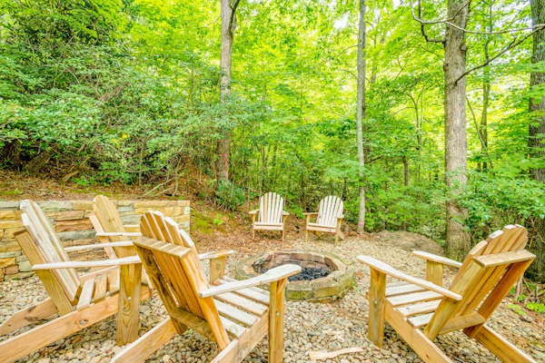 Custom-built mountain retreat with hot tub, pool table & gym - 3 acres with pond