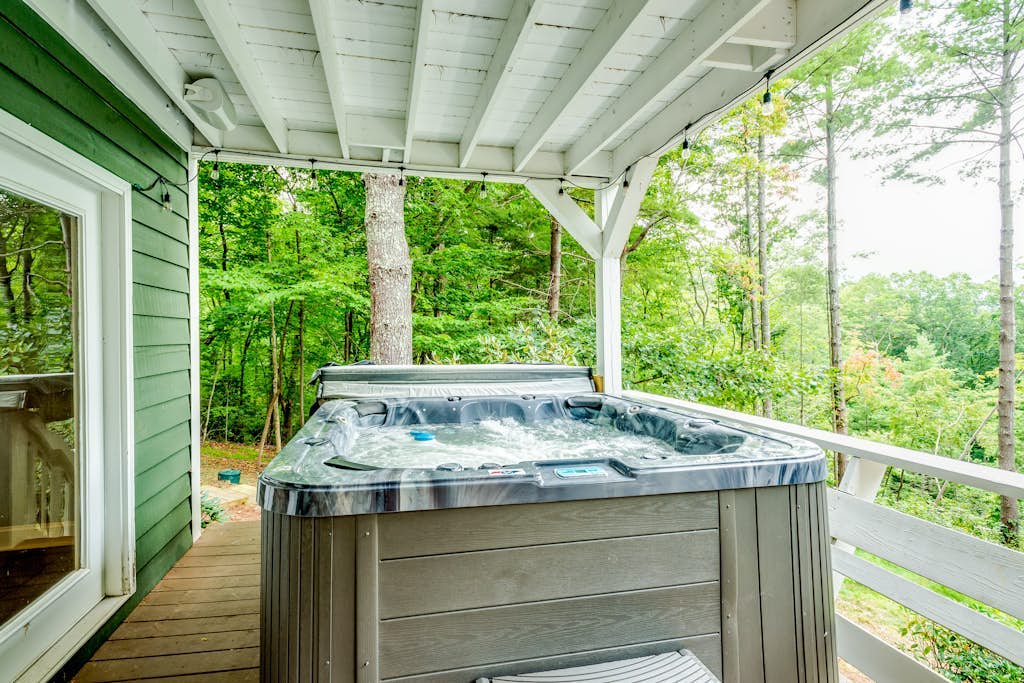 Custom-built mountain retreat with hot tub, pool table & gym - 3 acres with pond