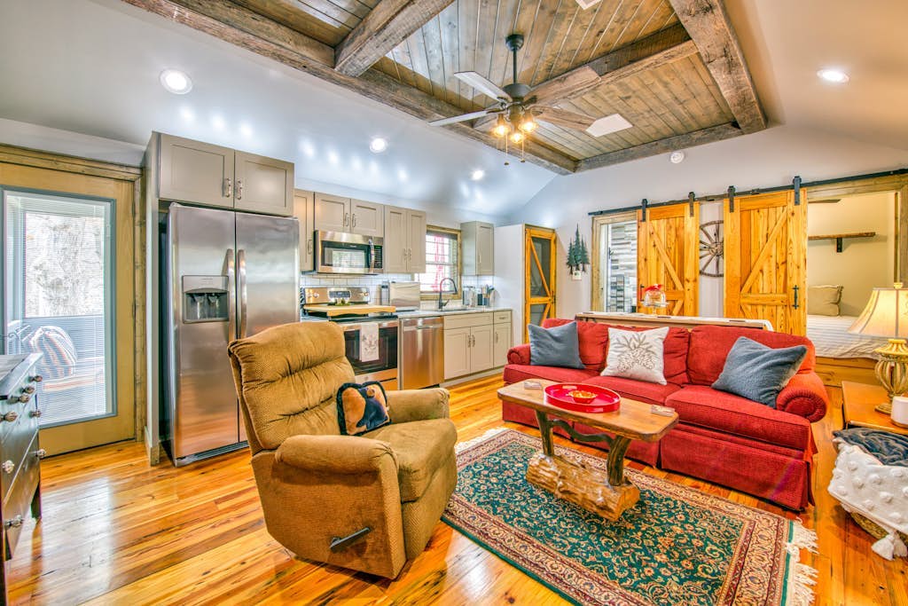 Stylish dog-friendly cottage with modern feel, fast WiFi, ideal location & more