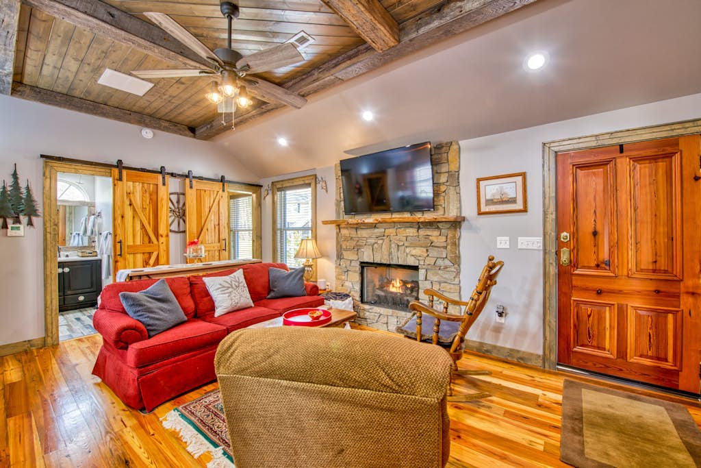 Stylish dog-friendly cottage with modern feel, fast WiFi, ideal location & more
