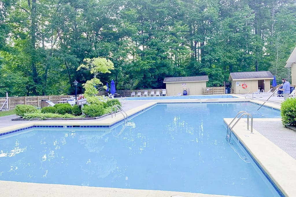 Two-part villa near the slopes with hot tub, pools, golf on-site, & fast WiFi