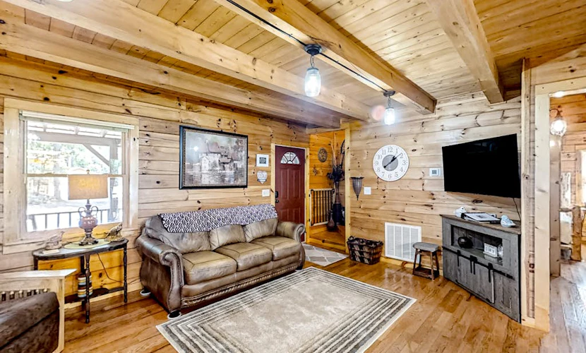 Mountain cabin with private hot tub, on-site creek, firepit & wildlife sightings
