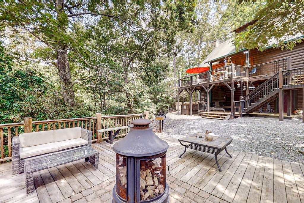 Mountain cabin with private hot tub, on-site creek, firepit & wildlife sightings
