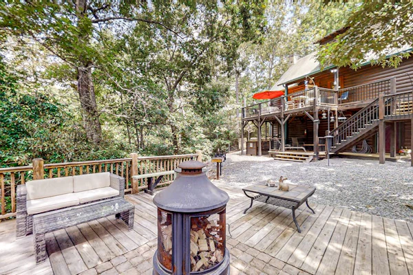 Mountain cabin with private hot tub, on-site creek, firepit & wildlife sightings