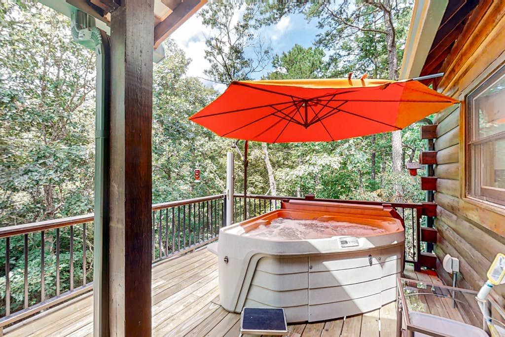 Mountain cabin with private hot tub, on-site creek, firepit & wildlife sightings