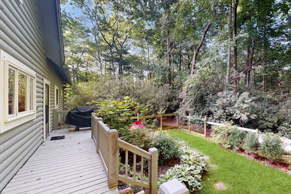 Dog-friendly cabin with mountain views, wood-burning fireplace, and WiFi