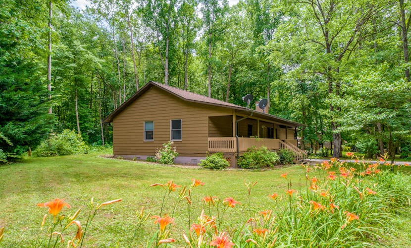 Ideal Wooded Gem W/ Large Deck, Gas Grill, Free WiFi, Firepit & Creek
