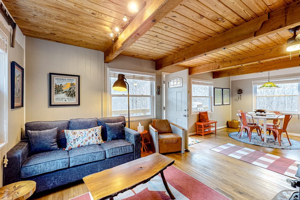 Outdoor lover's retreat with private cedar sauna, grill, mountain view, & AC