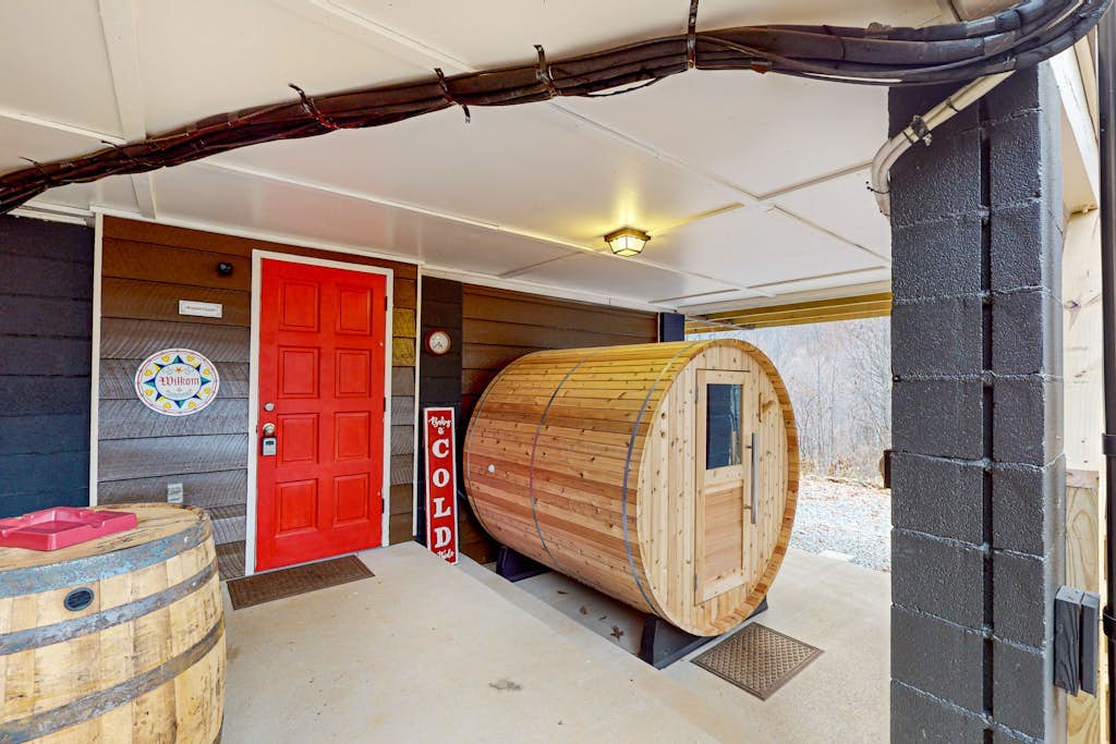 Outdoor lover's retreat with private cedar sauna, grill, mountain view, & AC