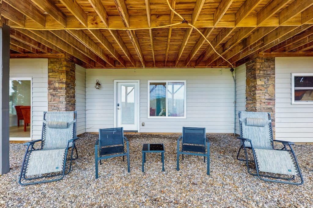 Quiet mountainside apartment with great views, central air and private W/D