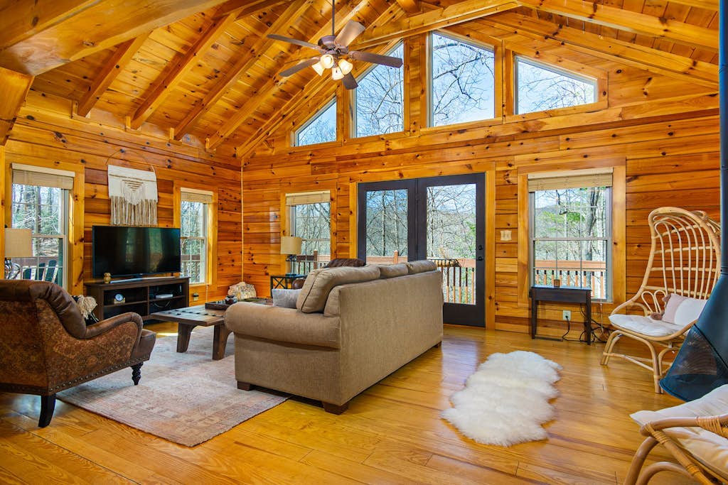 Cozy cabin with fire pit, grill, & beautiful deck views - dog friendly!