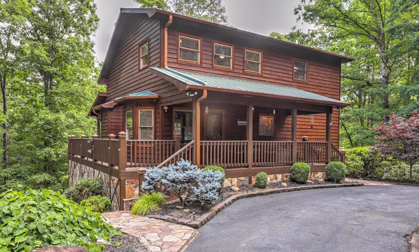Stunning Mountain Retreat w/ Fireplace, Hot Tub, Enclosed Game Room & Ping-Pong