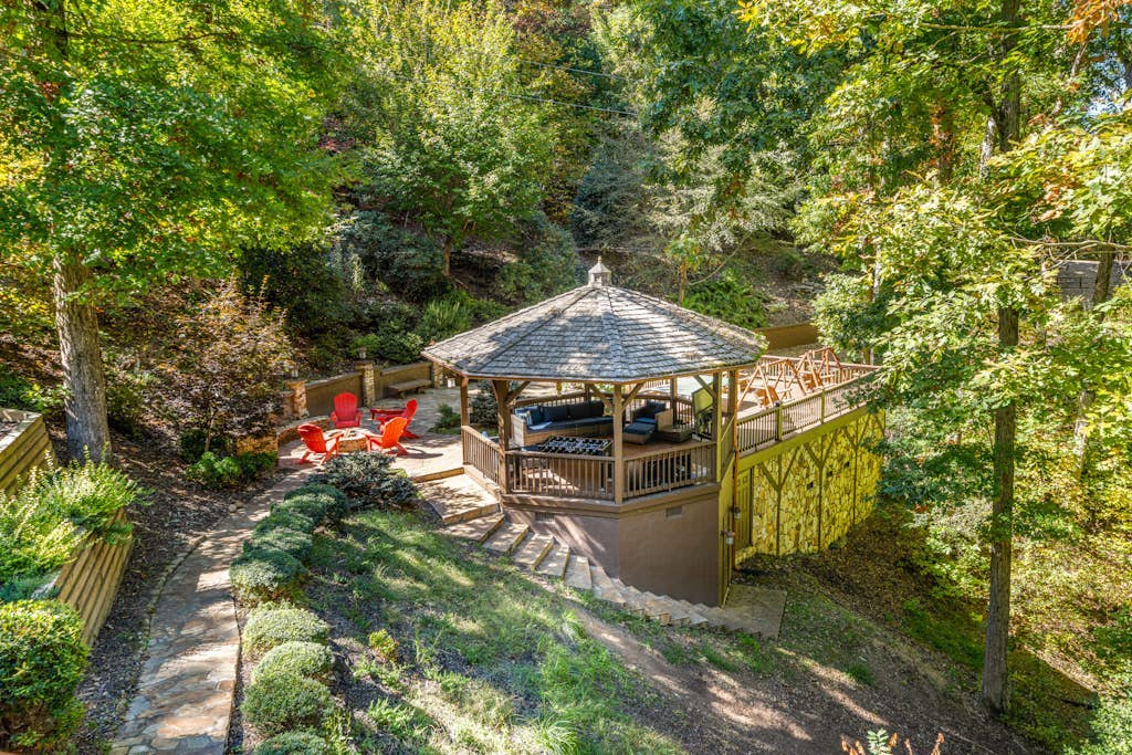 Stunning Mountain Retreat w/ Fireplace, Hot Tub, Enclosed Game Room & Ping-Pong