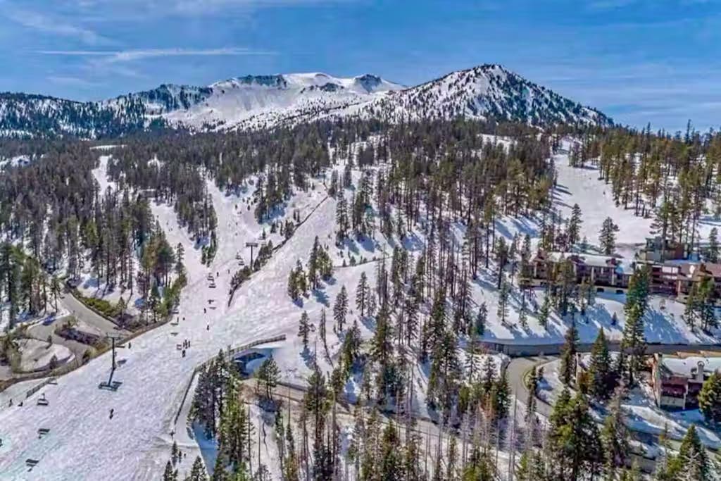 Mammoth Lakes getaway - walking distance to the slopes