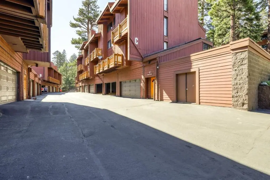 Mammoth Ski & Racquet 124 N