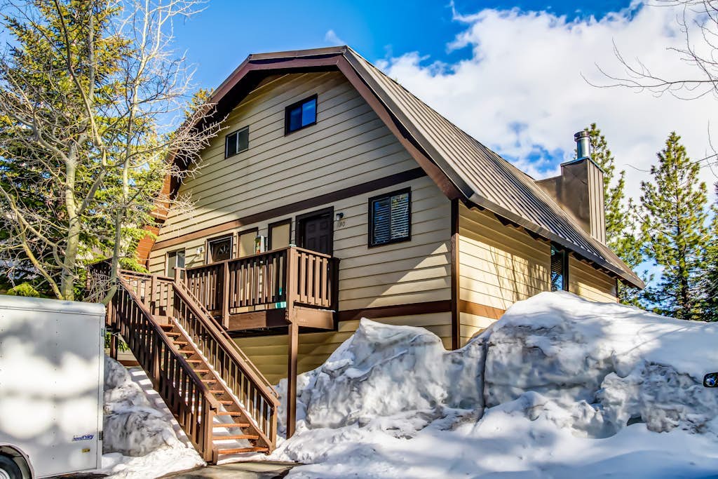 Spacious, updated townhouse with deck & sauna