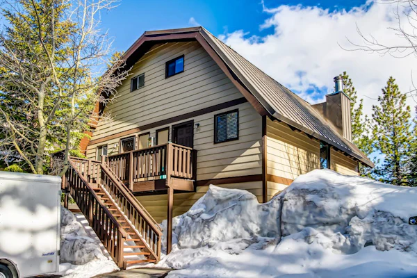 Spacious, updated townhouse with deck & sauna