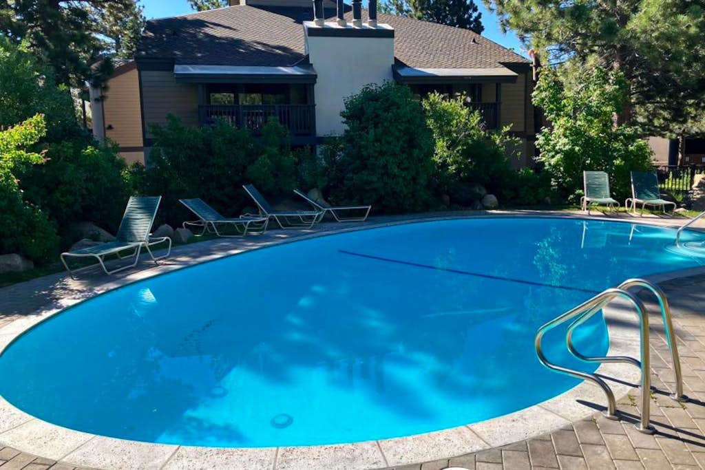 Conveniently located condo with Hot tub, sauna & swimming pool
