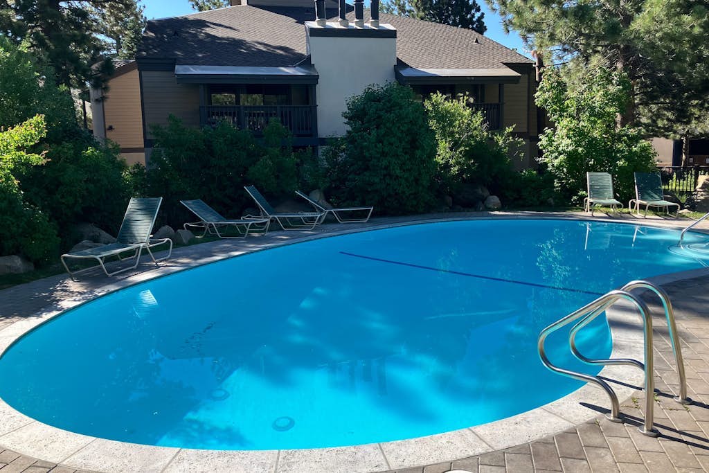 Comfy mountain retreat near the Village with pool, tennis courts & hot tub