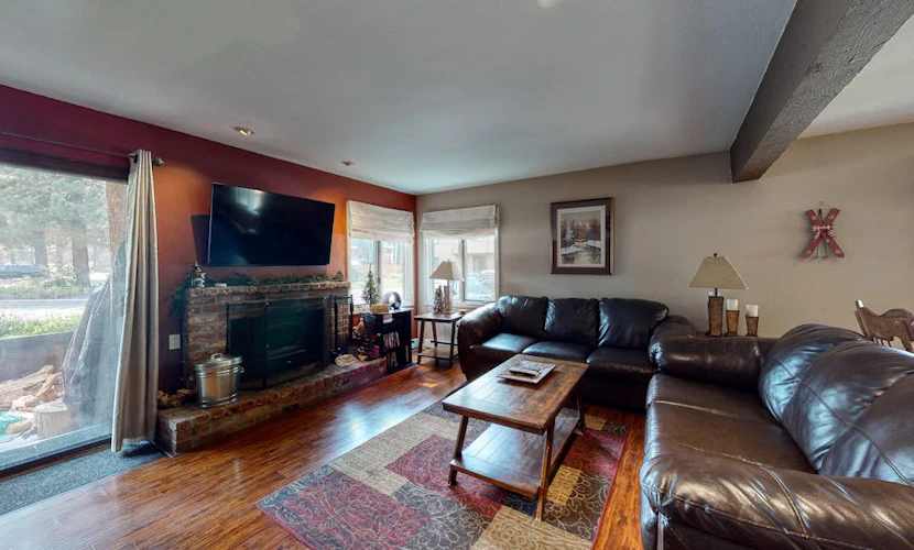 Snug dog-friendly house in downtown Mammoth Lakes w/shared pool & hot tub
