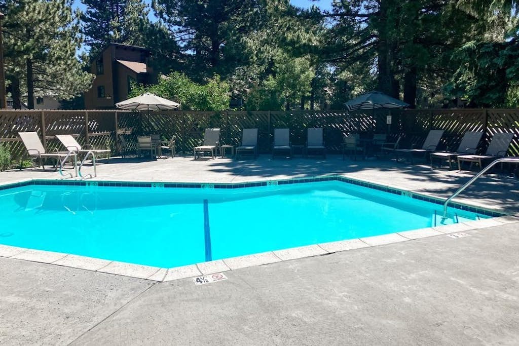 Snug dog-friendly house in downtown Mammoth Lakes w/shared pool & hot tub