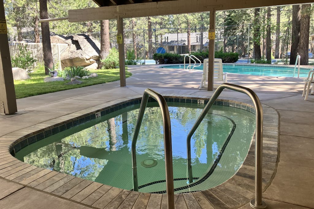 Spacious condo w/ shared, seasonal pool, hot tub, & rec room - close to mountain