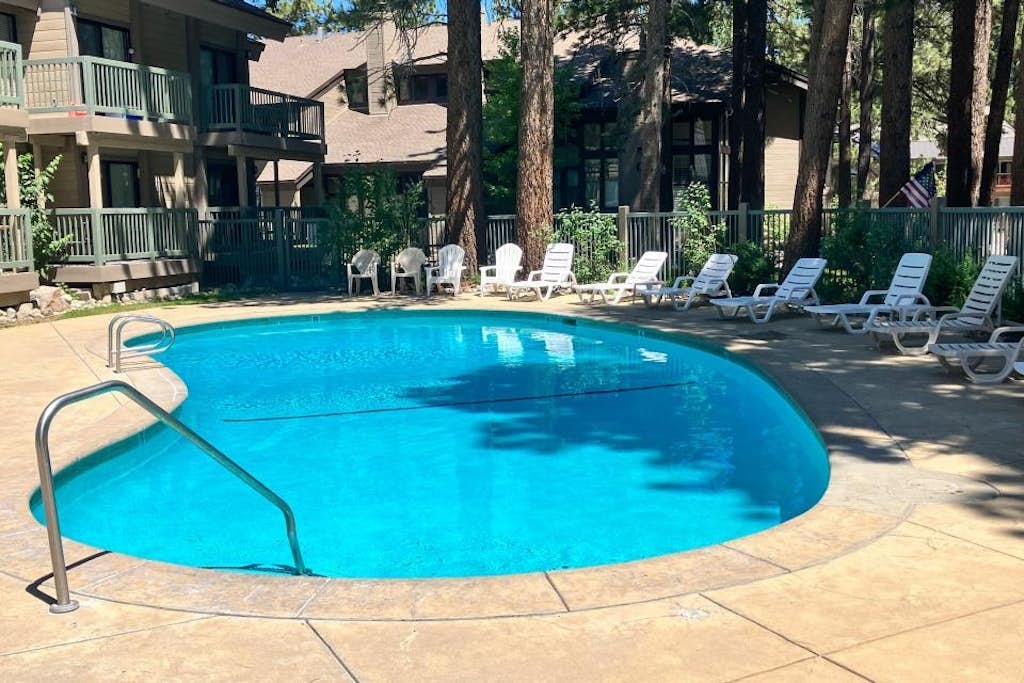 Remodeled, luxury townhome w/ shared pool, hot tub, & complex game room