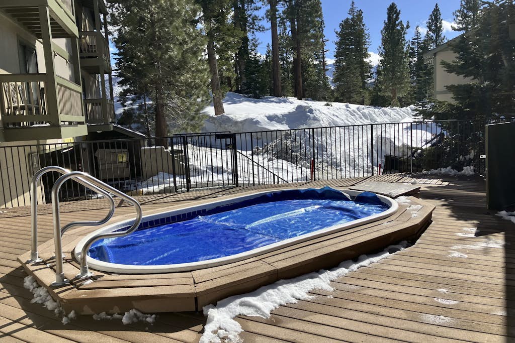 Perfect mountain getaway near the slopes with private balcony & hot tub access