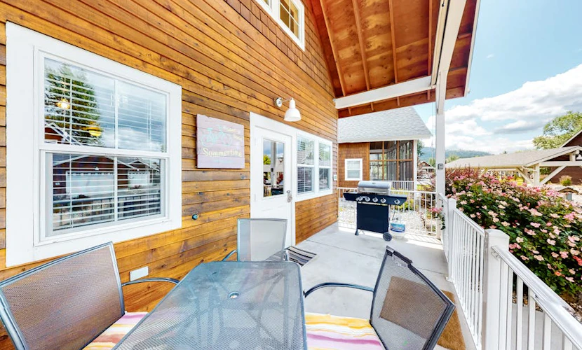 Cute, dog-friendly cabin with a large patio & fireplace - walk to river beach