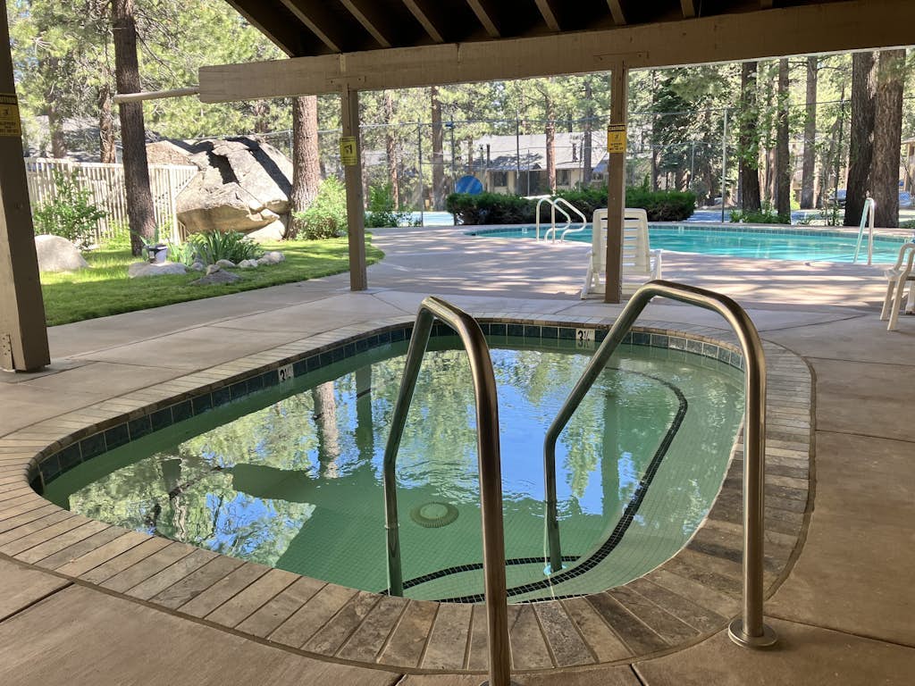 Condo w/ Balcony & Shared Pool/Hot Tub/Rec Room - 1 Mile to Mammoth Village