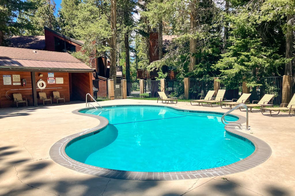 Beautiful and Comfortable Vacation Retreat w/Private W/D, Shared Pool/Hot Tub