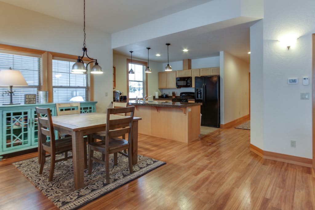 Charming condo with lake access & great location close to skiing & Silverwood